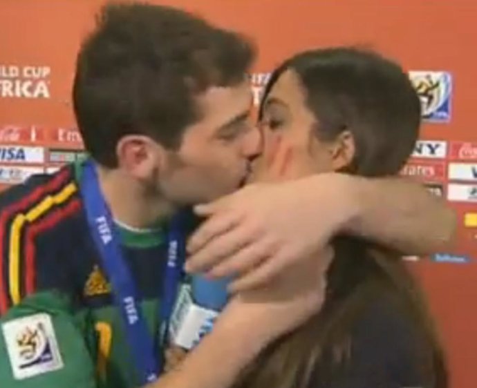 Casillas besa a Carbonero