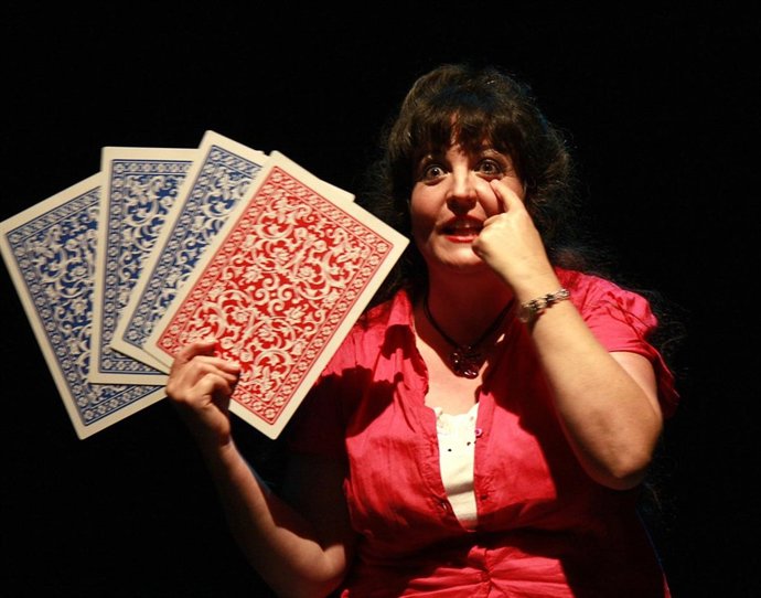 La Maga Astrid Gloria actuando en el Festival Dama