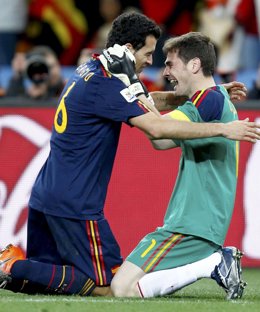 Iker Casillas y Busquets, campeones del mundo