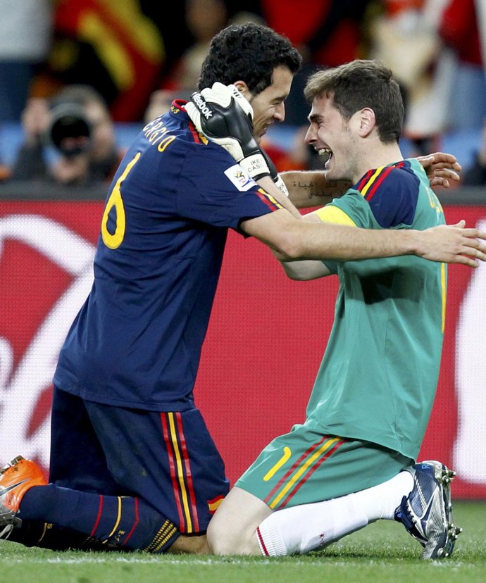 Iker Casillas y Busquets, campeones del mundo