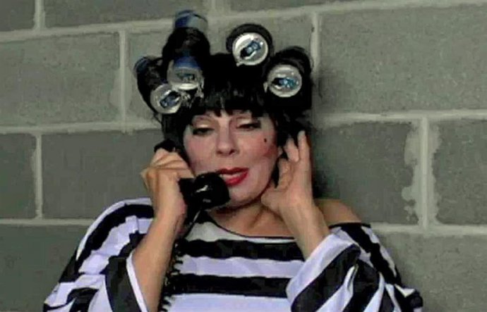 Christine Pedi como Liza Minelli en una parodia de 'Telephone' de Lady Gaga