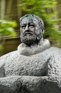 El busto de Hemingway junto a la Plaza de Toros de Pamplona. 