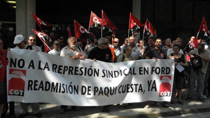 Delegados de CGT concentrados ante la Dirección General de Trabajo.