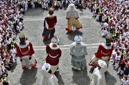 Comparsa de Gigantes y Cabezudos en un baile en Sanfermines.