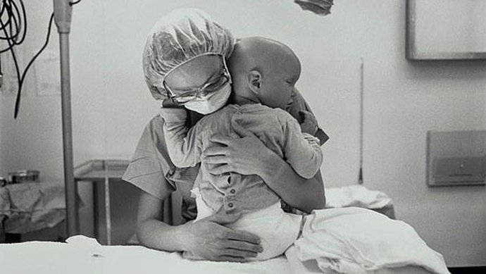 Enfermera atendiendo a un bebé enfermo