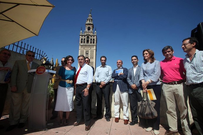 Zoido con representantes del sector turístico