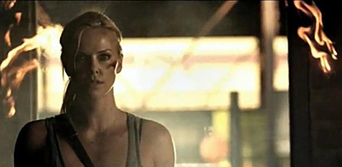 La actriz Charlize Theron en el videoclip de Brandon Flowers