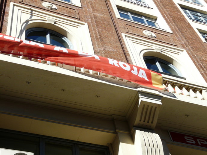 Cartel que cuelga del balcón del PSM