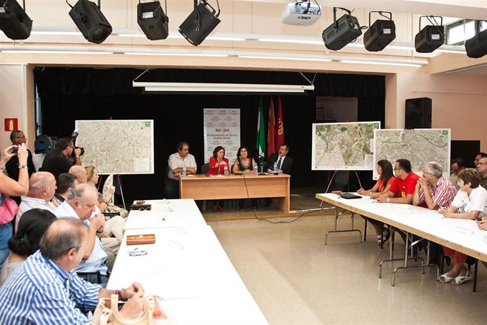 La Junta Municipal del Distrito Norte, con Rosa Aguilar al fondo.