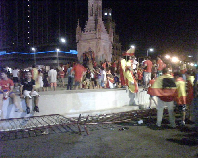 Gente celebrando la victoria de España en la fuente de Colón