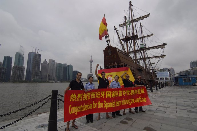 Autoridades locales de Shangai celebran la victoria de España en el Mundial en e