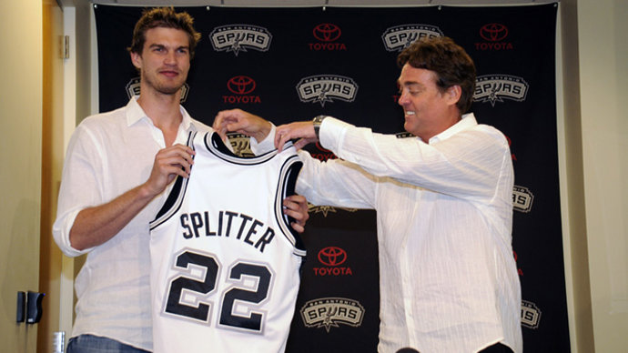 Tiago Splitter presentado con los San Antonio Spurs