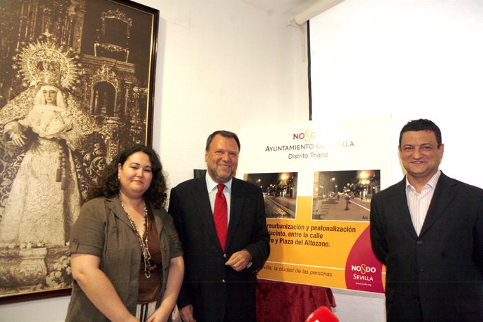 El alcalde presenta el proyecto acompañado de Esther Gil y Manuel Rey.