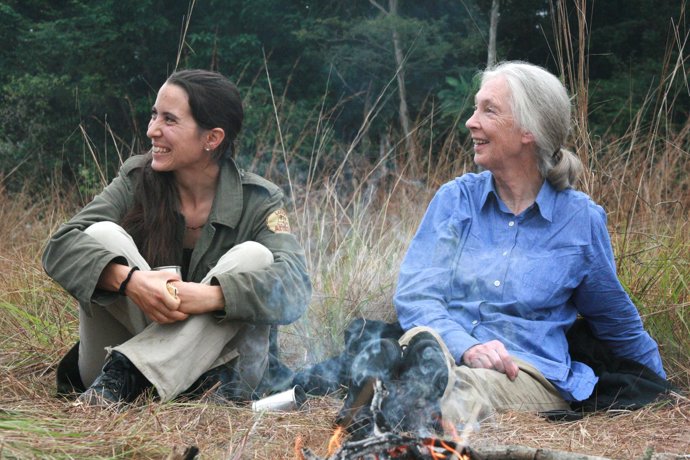 La primatóloga Jane Goodall y la veterinaria española Rebeca Atienza en la selva