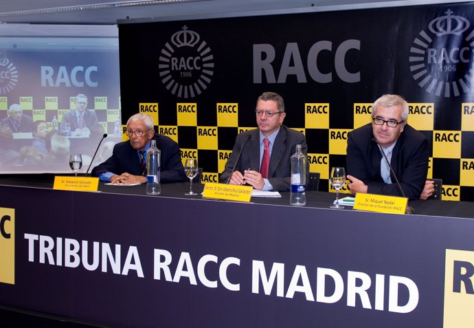 Alberto Ruiz-Gallardón asiste a la Tribuna RACC con el presidente de RACC y el s