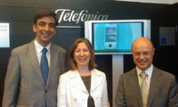 La consejera de Sanidad y Consumo, junto al director general de Régimen Económic