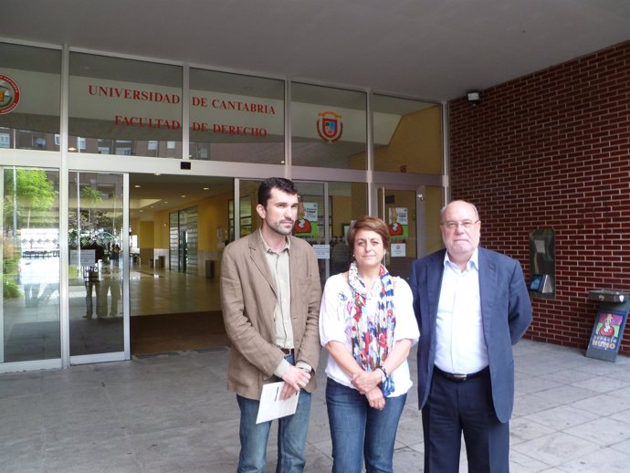 Juan José Sota (a la derecha), antes de intervenir en un curso de la UC