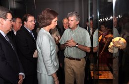 La Reina en su visita al Museo de la Evolución