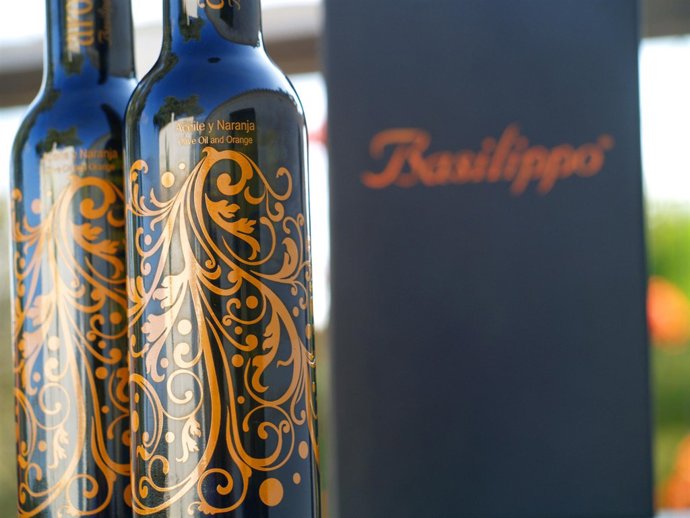 Botella de aceite de oliva con naranja Basilippo Aromas