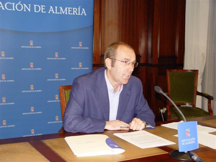 El vicepresidente de la Diputación de Almería, Luis Pérez, en rueda de prensa