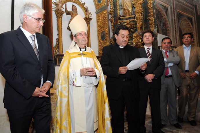 Barreda junto con el obispo auxiliar y al alcalde en la inauguración de la capil