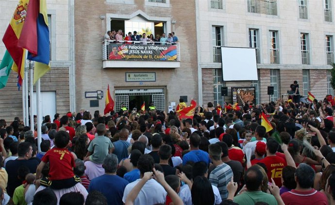 La ciudadanía aplaude a Navas.
