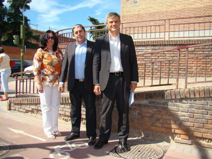 Los concejales socialistas en el carril bici de Hermanos García Noblejas