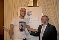 El alcalde agradece a Pepe Reina su compromiso con la ciudad y le felicita por la victoria de España