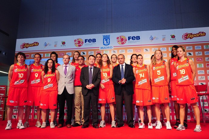 Manuel Cobo con la selección española de baloncesto femenino