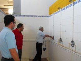 Los responsables del taller visitan las instalaciones donde se van a actuar