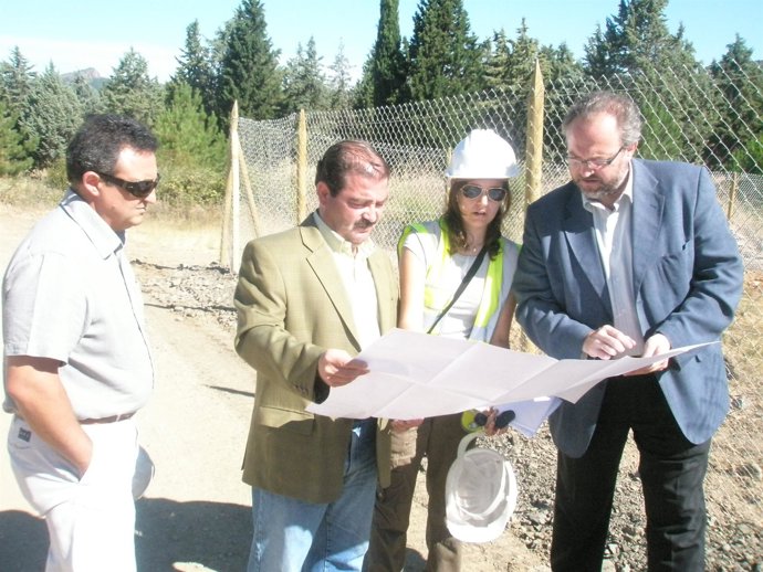 Los delegados asisten al sellado.