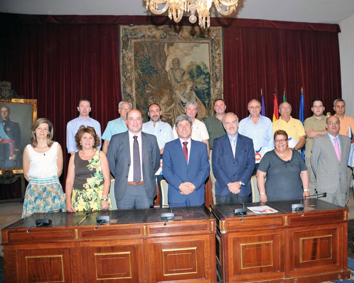  Pulido y Ruiz con los firmantes de los convenios.