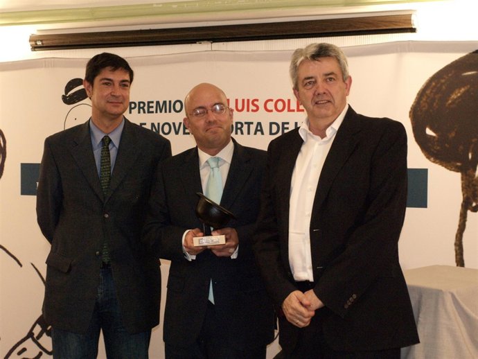 El escritor Alfonso Vázquez (c), ganador del premio de novela 'José Luis Coll'