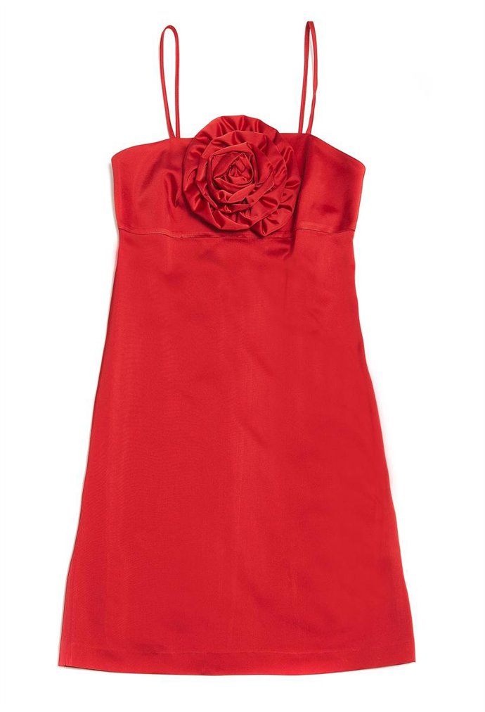 Vestido rojo con flor de Alicia Rueda.