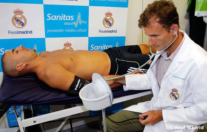 BENZEMA SE SOMETE AL RECONOCIMIENTO MÉDICO