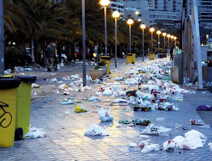 Estado del Paseo Marítimo de Palma tras el 'botellón'.