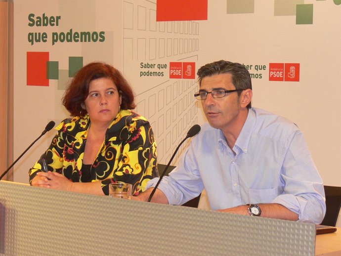 Elvira Ramón y Victoriano Cid, en rueda de prensa en la sede del PSOE