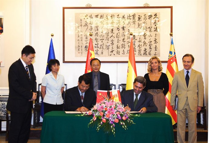 El vicepresidente Rambla durante la firma del acuerdo