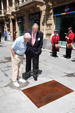 Azkuna observa la placa