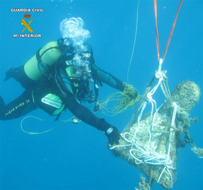 Uno de los efectivos del GEAS ayuda al izado de la talla