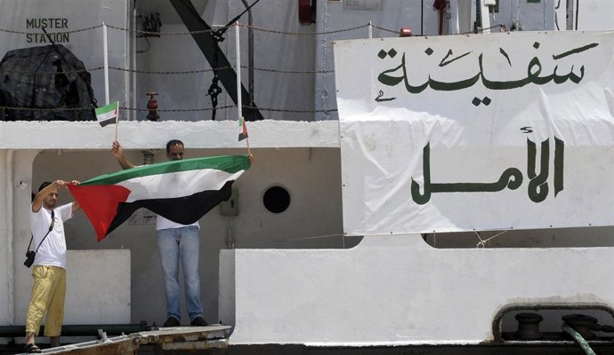 Barco libio con ayuda para Gaza, atraca en Egipto