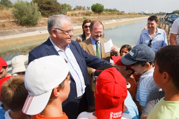 Los consellers Cotino y Font de Mora durante la visita 