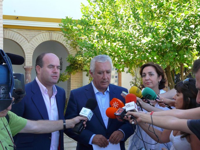 Javier Arenas atiende a los medios en Antequera