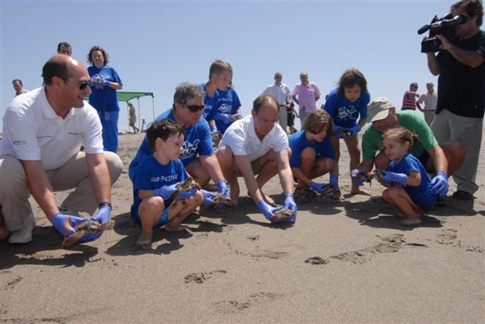 Varios niños liberan junto a Diaz Trillo las tortugas bobas