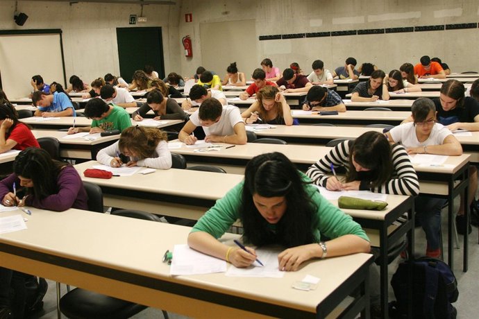Un grupo de estudiantes, en la selectividad de julio en la UPNA.