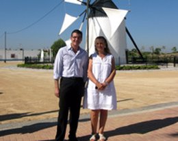 La directora general de Turismo y el alcalde de Torre Pacheco, en el molino hari