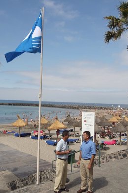 Bandera azul en la playa El Camisón.