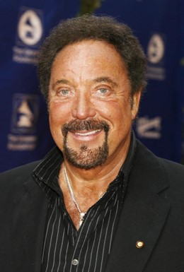 Primer plano del cantante Tom Jones