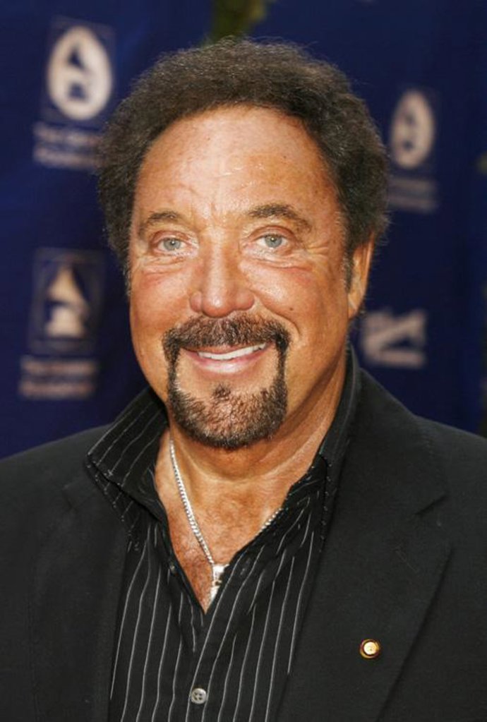 Primer plano del cantante Tom Jones