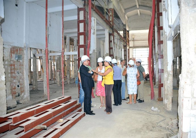 Un momento de la visita a las obras del mercado